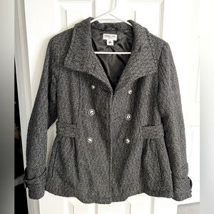 Size small fall button up jacket. Has two pockets and is super stylish.